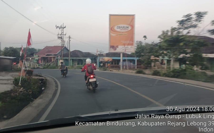 Berikan Keamanan, Polsek Sindang Kelingi Lakukan Pengawalan di Jalan Lintas