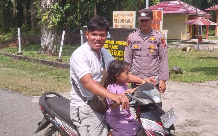 Polsek Padang Guci Hulu Lakukan Patroli dan Berikan Imbauan Tertib Berlalulintas di Desa Sukananti