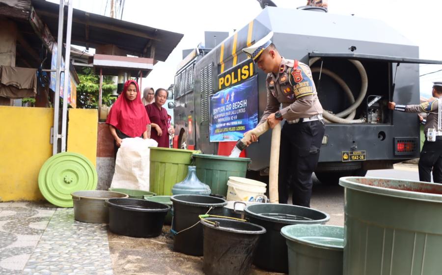 Satlantas Polres Lebong Salurkan Bantuan Air Bersih di Desa Pyang Mbik dan Desa Suka Marga