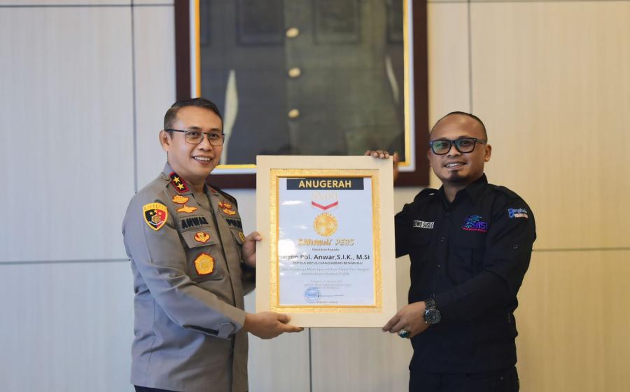 Kapolda Bengkulu Terima Anugerah Sahabat Pers dari SMSI