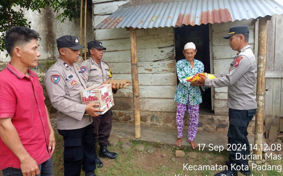Wakapolsek Kotapadang Bersama Bhabinkamtibmas Laksanakan Kegiatan Selasa Berbagi Kepada Warga Kurang Mampu 