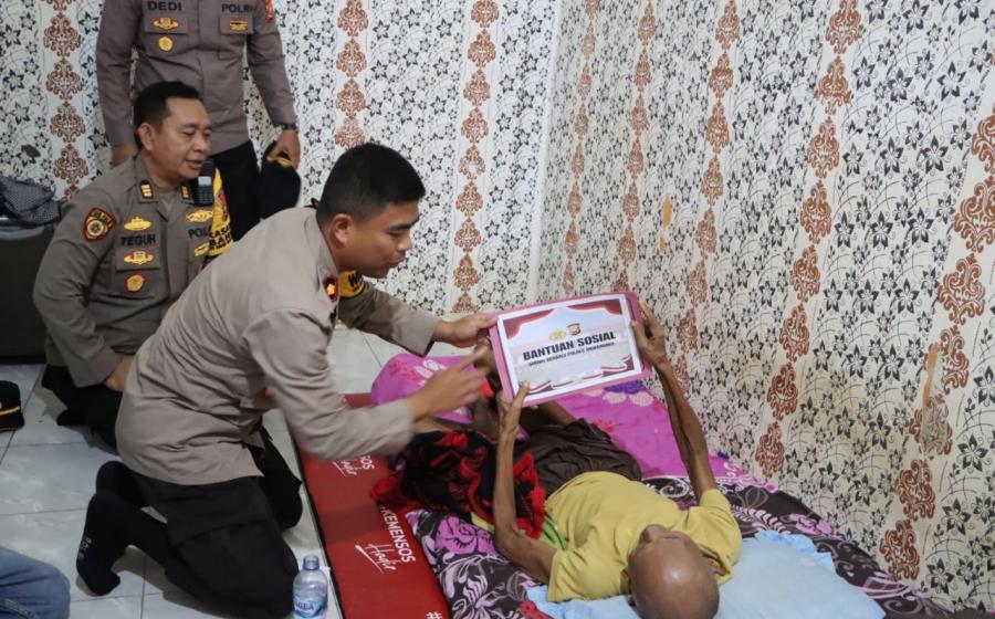 Pererat Hubungan Positif dengan Masyarakat, Polres Mukomuko Berikan Bantuan Sembako kepada Warga yang Membutuhkan