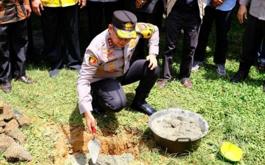 Program Bedah Rumah Ke 47 dan 48, Kapolda Bengkulu Pimpin Peletakan Batu Pertama