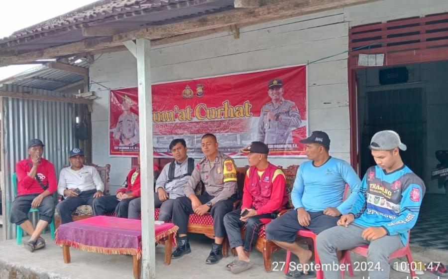Kapolsek Sindang Kelingi Bersama Personel Polsek Sindang Kelingi Laksanakan Jumat Curhat