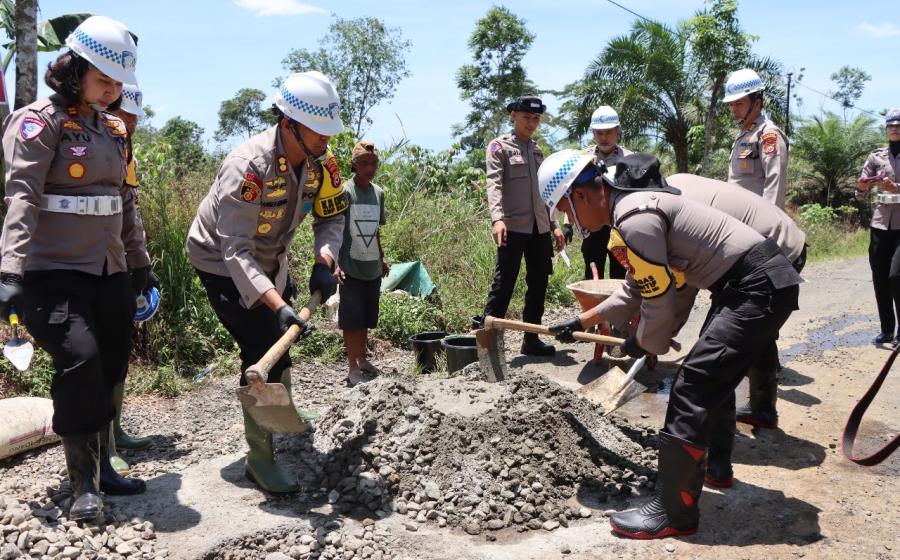 Kapolres Bengkulu Utara Bersama Jajaran Melaksanakan Program SI POTAL, Perbaikan Jalan Berlubang di Jalan Lintas Bengkulu-Arga Makmur