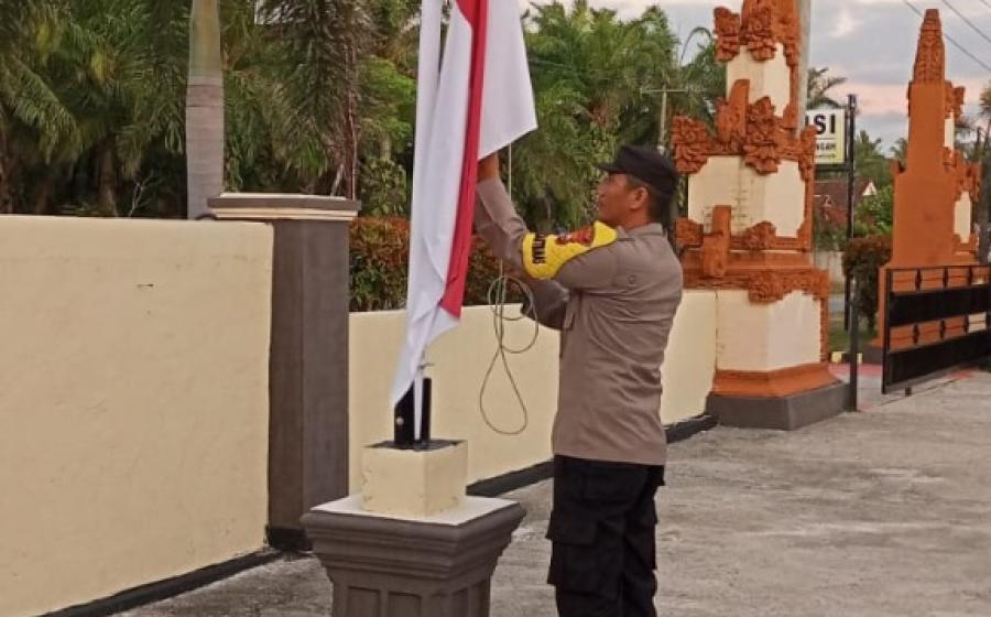Polsek Kaur Tengah Laksanakan Pengontrolan Instalasi Listrik dan Penurunan Bendera Merah Putih