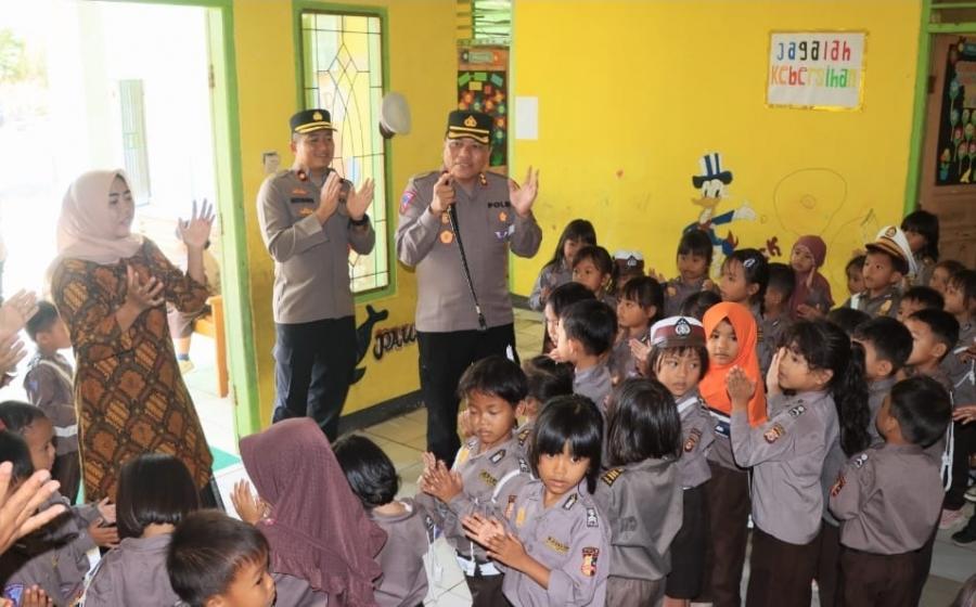 Kapolres Kaur Lakukan Sambang Door-to-Door Sampaikan Pesan Kamtibmas Jelang Pilkada