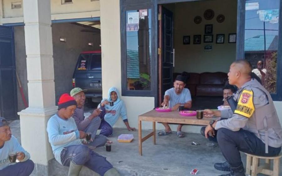 Bhabinkamtibmas Polsek Sindang Kelingi Lakukan Sambang dan Cooling System Di Desa Air Dingin