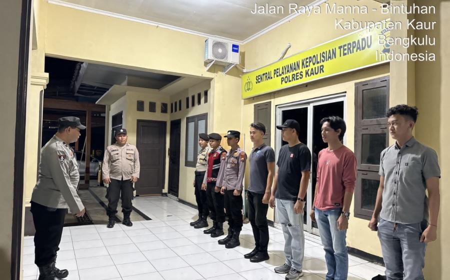 Pastikan Kesiapan Personel, Si Propam Polres Kaur Lakukan Pengecekan Anggota Piket Fungsi Yanmas 