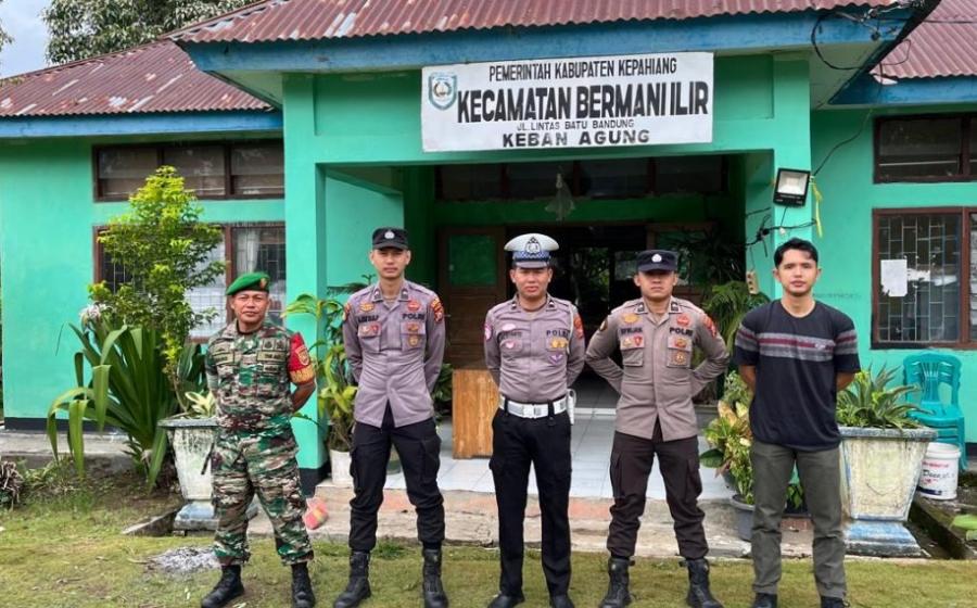 Jaga Keamanan Kantor PPK Kecamatan Merigi, TNI-Polri Berkolaborasi Amankan Logistik Pilkada Pasca Tahap Pungut Suara