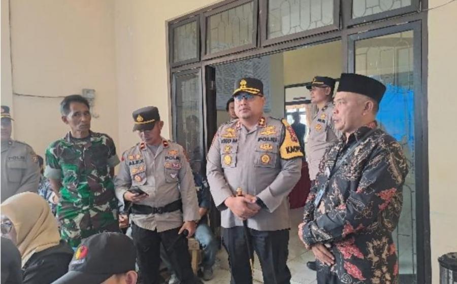 Kapolres Kepahiang Bersama Pejabat Utama Polres Kepahiang Laksanakan Monitoring Rapat Pleno Tingkat PPK Kecamatan Sekabupaten Kepahiang 