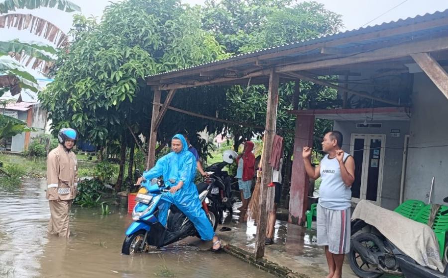 Tanggap, Bhabinkamtibmas Kelurahan Padang Serai Laksanakan Sambang dan Pemantauan di Beberapa Wilayah yang Terdampak Banjir