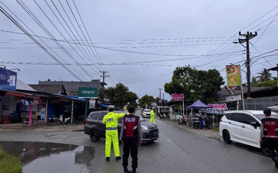 Unit Patroli Sat Samapta Polres Kaur Atur Lalu Lintas dan Berikan Pengamanan di Simpang Air Dingin