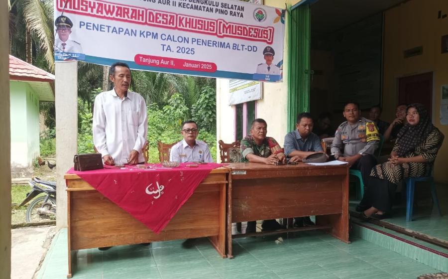 Bhabinkamtibmas Polsek Pino Raya Hadiri Musyawarah Penetapan Penerima BLT Desa Tanjung Aur II