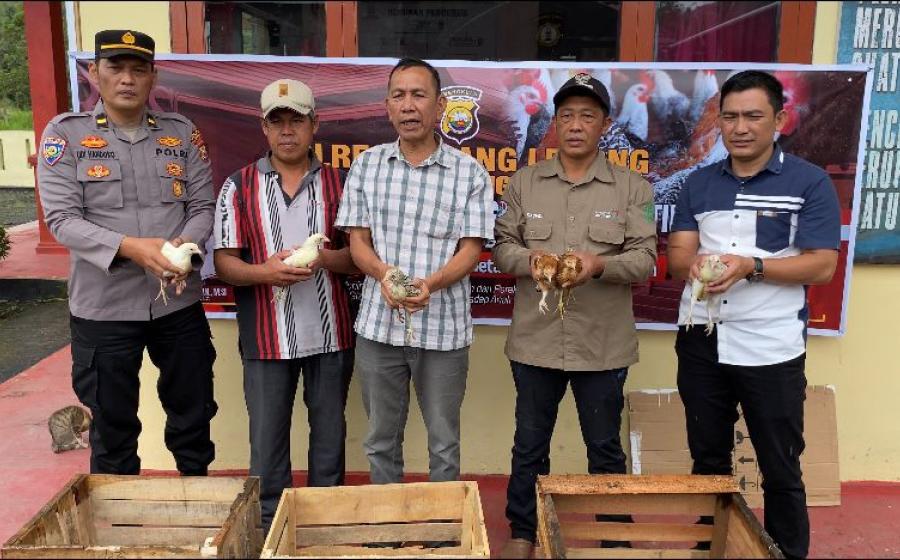 Kapolres Rejang Lebong Serahkan Bantuan Bibit Ayam Elba untuk Penanggulangan Stunting di Kecamatan Sindang Kelingi