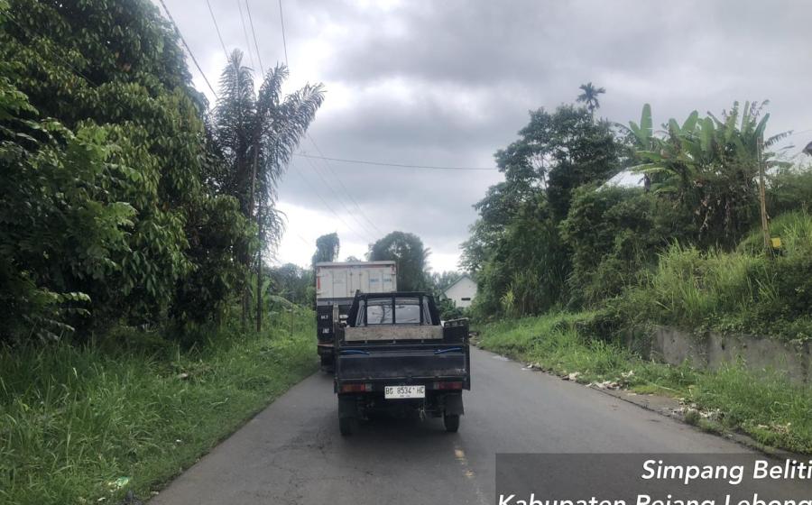Polsek Sindang Kelingi Lakukan Pengawalan di Jalan Lintas Curup - Lubuk Linggau