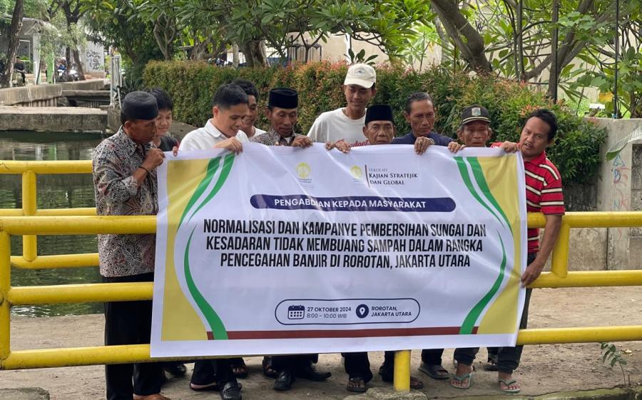 UI Mengedukasi Warga Membersihkan Sungai dari Sampah di Rorotan