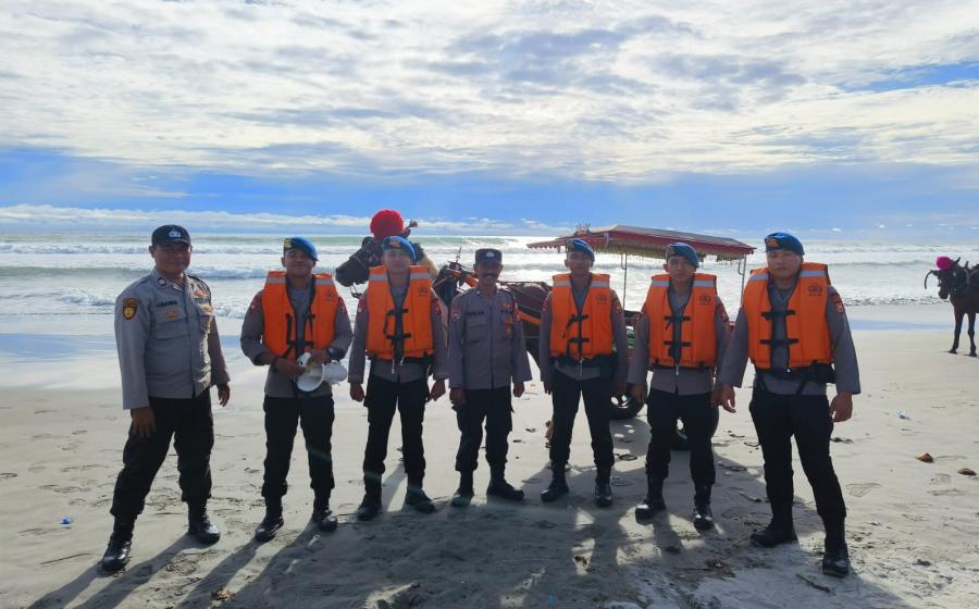 Polresta Bengkulu Laksanakan Pengamanan di Objek Wisata Pantai Panjang