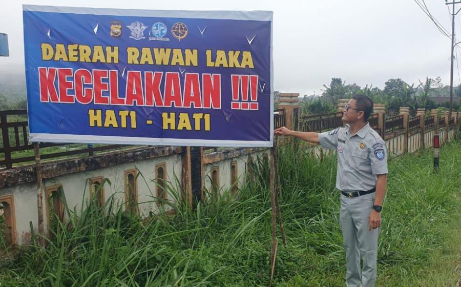 Pemasangan Spanduk Himbauan Rawan Kecelakaan di Kecamatan Selupu Rejang, Kabupaten Rejang Lebong