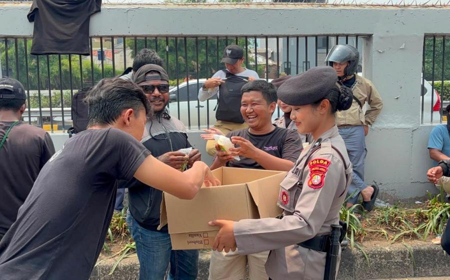 Jakarta, Lensabengkulu.com - Sejumlah polisi wanita (Polwan) bersama personel Polda Metro Jaya lainnya menyapa para pejuang aspirasi di depan Gedung DPR/MPR RI, Jakarta, Kamis (27/8/2026). Mereka membagikan makanan dan minuman kepada peserta penyampaian pendapat yang berada di sekitar lokasi.  Sambil membawa kotak berisi makanan, para Polwan mendatangi peserta yang sedang duduk dan beristirahat. Makanan dan minuman kemudian diberikan secara langsung di tengah pelayanan kepolisian terhadap kegiatan penyampai