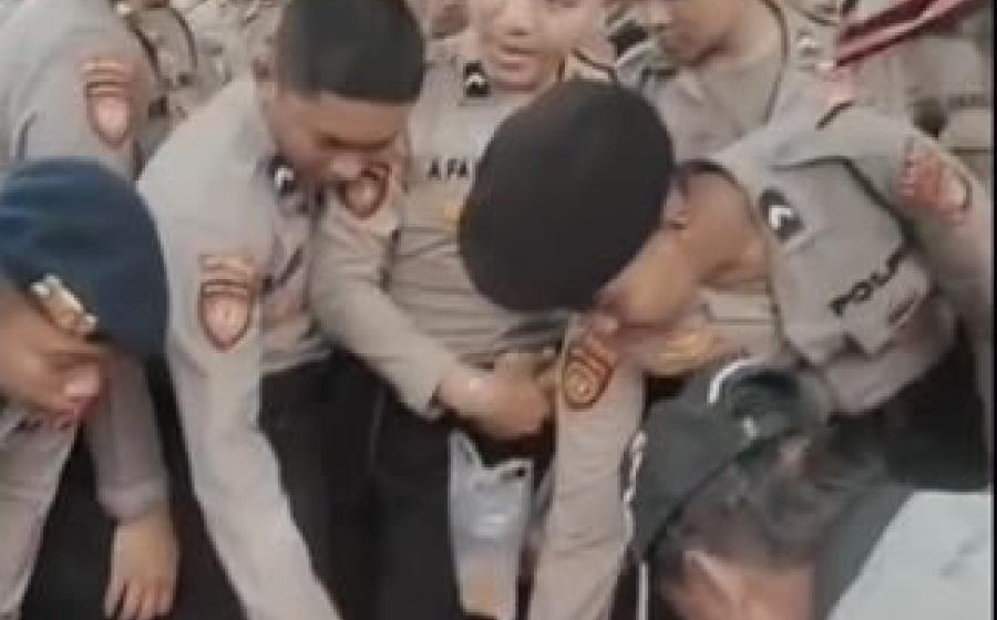 Polisi Borong Tahu Pedagang, Bagikan kepada Warga di Tengah Kegiatan Penyampaian Aspirasi