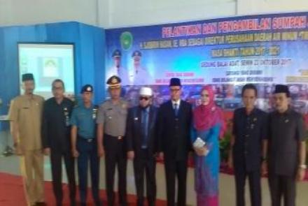 Foto bersama Direktur PDAM Sjobirin dan Walikota Bengkulu Helmi Hasan serta tamu undangan lainnya.