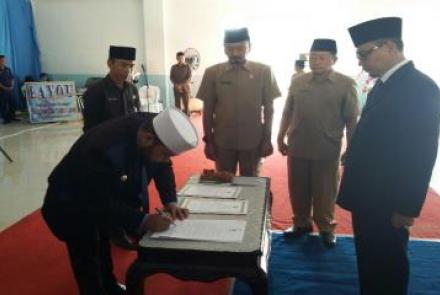 Prosesi pelantikan Direktur PDAM Tirta Dharma oleh Walikota Helmi Hasan