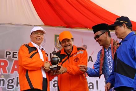 Plt Gubernur Bengkulu menerima Cindera Mata.