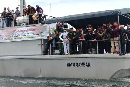 Peringatan Hari Pahlawan-Tabur Bunga di Pelabuhan Puau Baai 