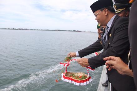 Peringatan Hari Pahlawan-Tabur Bunga di Pelabuhan Puau Baai 