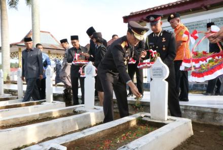 Peringatan Hari Pahlawan-Tabur Bungan Taman Makam Pahlawan 
