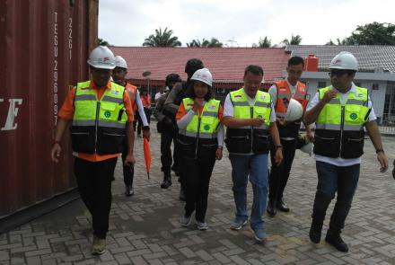 melihat pelabuhan indonesia II