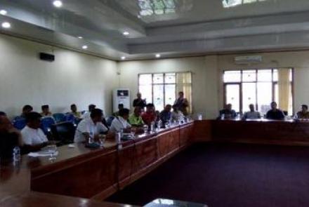 Ketua DPRD Kota Bengkulu bersama anggota dewan lainnya saat memimpin hearing dengan Organda