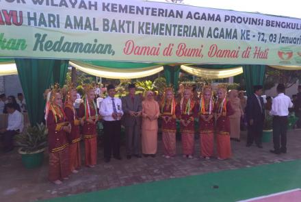 Foto Bersama Kakanwil Kemenag Bersama Murid MAN 2