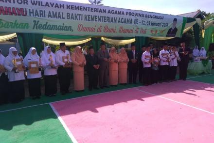 Foto Bersama Kakanwil Kemenag Bersama Keluarga Besar Kemenag Provinsi Bengkulu