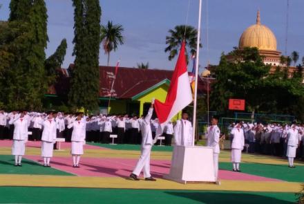 Pengibaran Bendera Merah Putih Oleh Pelajar MAN 2 Kota Bengkulu