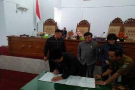 Bupati Seluma Bundra Jaya dan Ketua DPRD Seluma Husni Thamrin Menandatangani Surat Keputusan Kesepakatan bersama Pembentukan Peraturan Daerah Tahun 2018