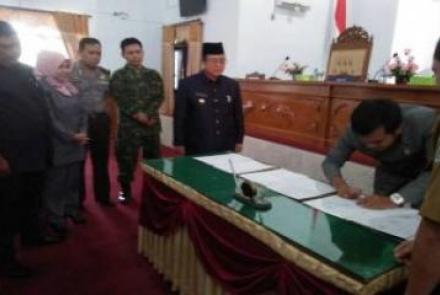 Bupati Seluma Bundra Jaya dan Ketua DPRD Seluma Husni Thamrin Menandatangani Surat Keputusan Kesepakatan bersama Pembentukan Peraturan Daerah Tahun 2018