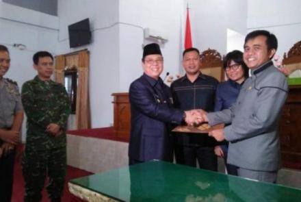 Bupati Seluma Bundra Jaya dan Ketua DPRD Seluma Husni Thamrin Menandatangani Surat Keputusan Kesepakatan bersama Pembentukan Peraturan Daerah Tahun 2018