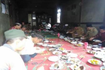 Jamuan Makan Siang oleh keluarga Raden Sandang