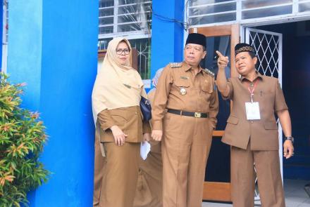 Penjabat Walikota Bengkulu Budiman Ismaun melakukan peninjauan UNBK