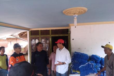 bupati kaur beri bantuan ke korban banjir 