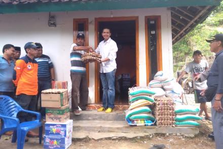 bupati kaur beri bantuan ke korban banjir 