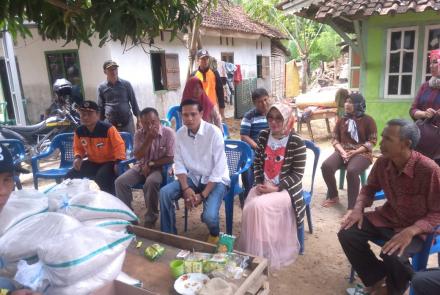 bupati kaur serahkan bantuan bencana alam