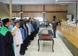 Pelantikan terhadap 45 orang ASN ini terdiri dari 3 orang eselon III, 37 orang eselon IV, dan 5 orang kepala sekolah yaitu 3 orang kepala sekolah SD dan 2 orang kepala sekolah SMP