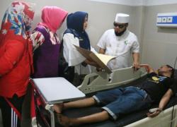 Walikota bnegkulu Helmi Hasan saat mengunjungi sekaligus mengantar pasien miskin yang diduga ditolak berobat di RSUD M Yunus.