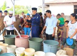 Walikota Bengkulu Helmi Hasan bersama dengan PDAM Kota bergerak menyalurkan air bersih ke lokasi Jalan Karang Indah, Selebar