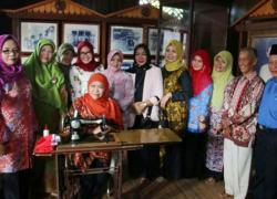 Menteri Sosial RI Khofifah Indar Parawansa disela-sela kunjungan kerjanya di Bengkulu pada Sabtu (12/8/2017)