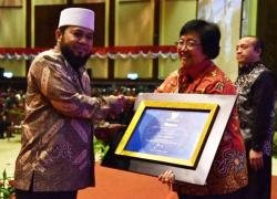 Walikota Helmi Hasan menerima penghargaan Adipura dalam bentuk sertifikat dari Menteri Lingkungan Hidup dan Kehutanan Republik Indonesia Siti Nurbaya