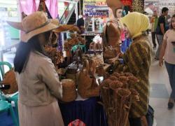 Wakil Walikota Bengkulu Patriana Sosialinda saat mengunjungi sejumlah stan di Bencoleen Mall pada kegiatan bazar di peringatan Hari Koperasi 69